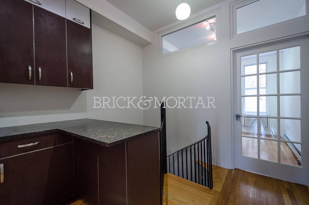 OUR THOUGHTS This spacious duplex has a unique layout with 2 bedrooms on the main level and an additional lower level that is perfect for an at home work area, ...