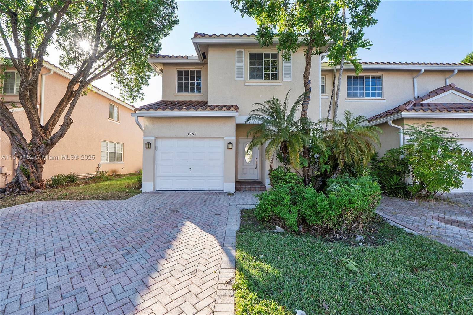 Move in ready 4BR 2. 5BA corner townhome in Sunrise !