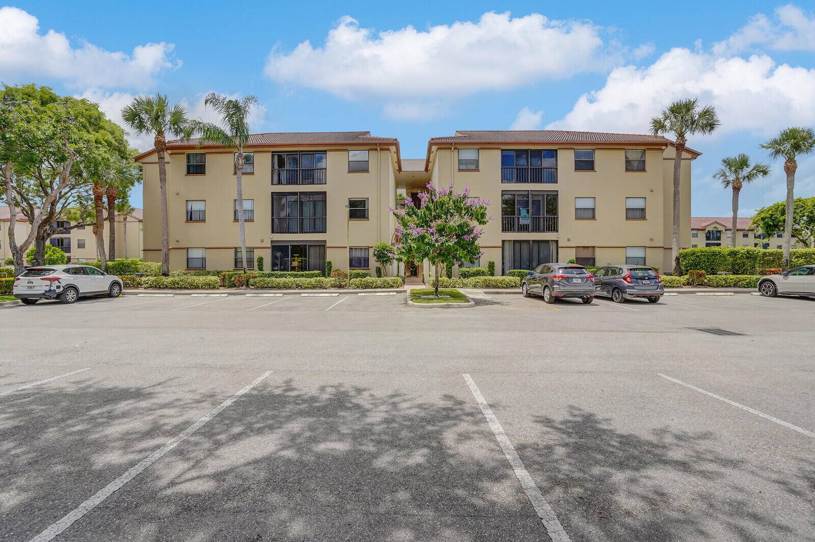 Welcome to this clean 3 bedroom, 2 bathroom condo in Excellente Village within the desirable Platina community in Boynton Beach.