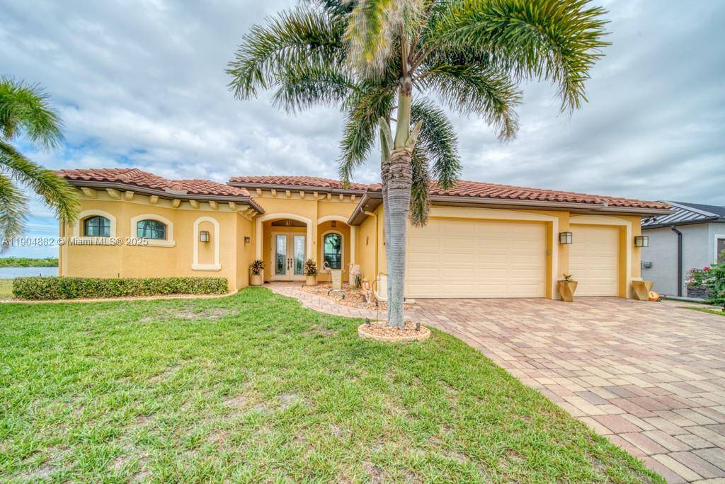 Welcome to your slice of paradise in sunny Cape Coral !
