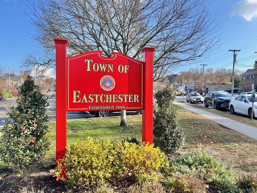 Beautiful 2nd Floor 1400 SF 2 Bedroom, 2 Bathroom, Apartment in Well Maintained Townhome Located in Scarsdale with Bonus Room for Office Den.