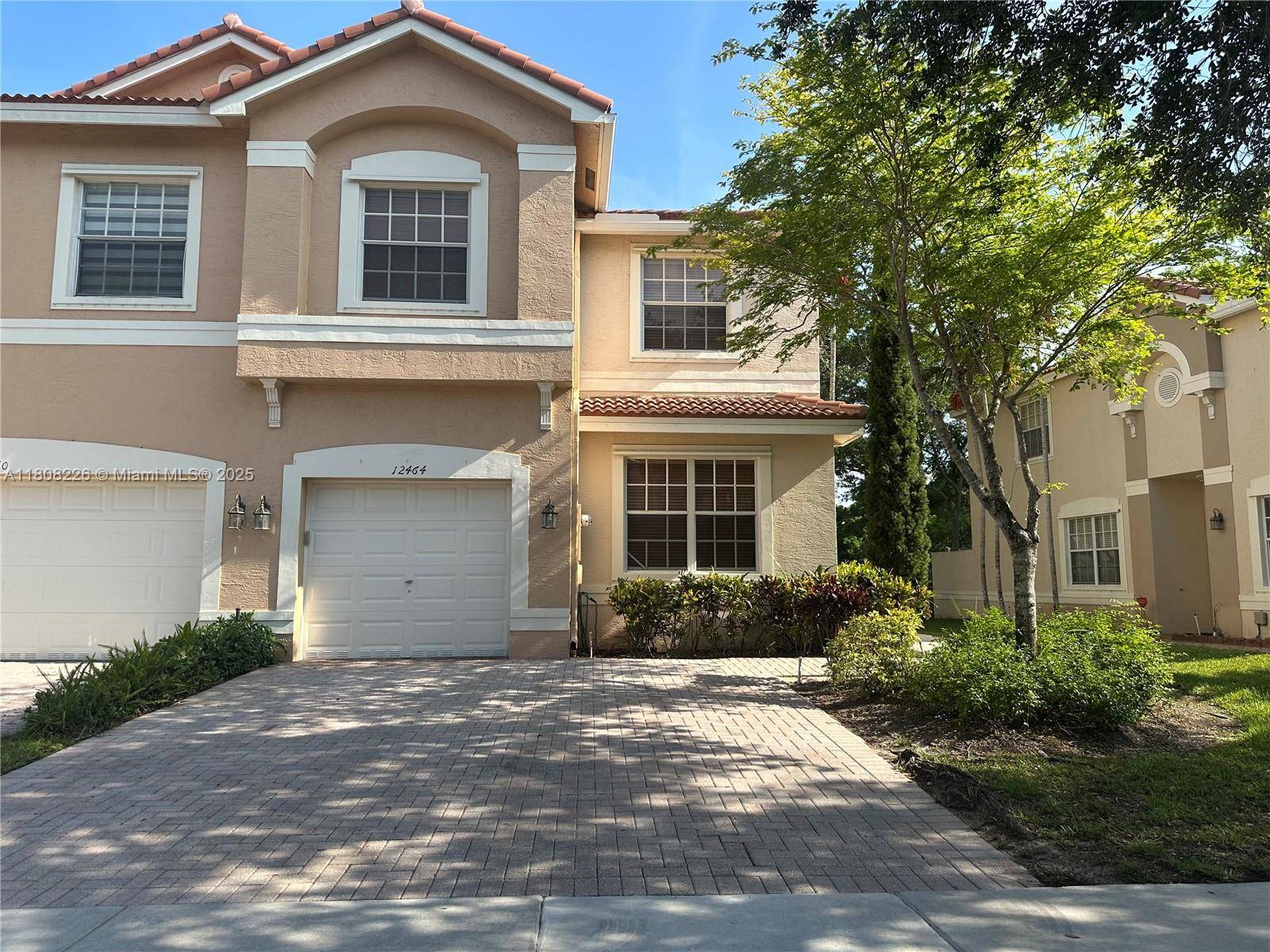 ATTENTION REALTORS ! ! Discover this outstanding lakefront townhouse located in Miramar.