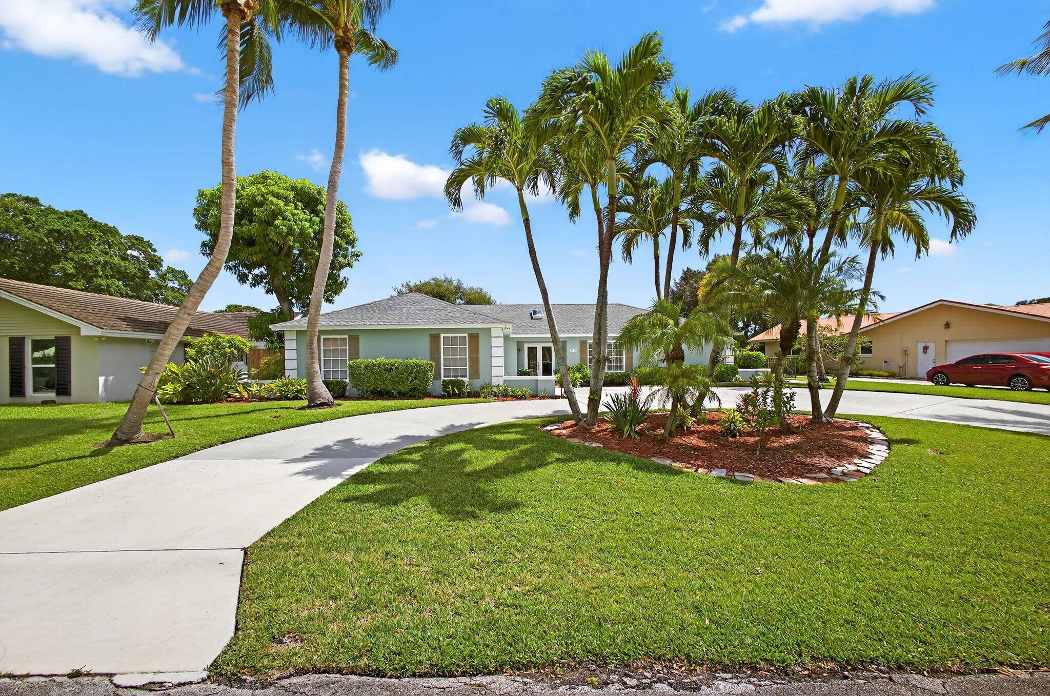Charming 4 Bed, 3. 5 Bath Lakefront Home in Palm Beach Gardens !