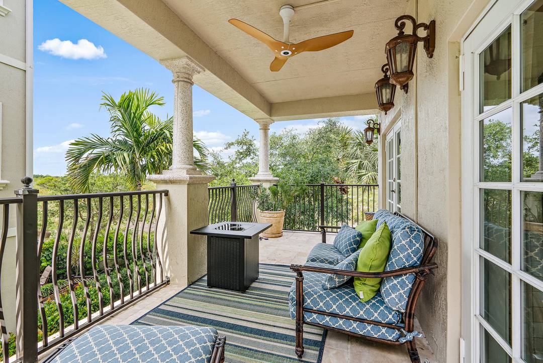 Wow ! This beautiful seasonal rental is situated on Jupiter Riverwalk so you can walk or bike to the beach, Jupiter Yacht Club, Harbourside restaurants and shopping.