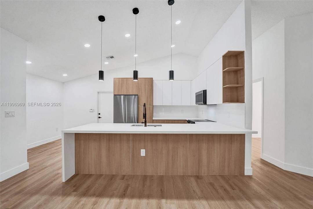 Stunning Fully Renovated Modern Home in Sunset Cove Welcome to this beautifully remodeled single story home, complete with a spacious 2 car garage and located in the desirable gated community ...