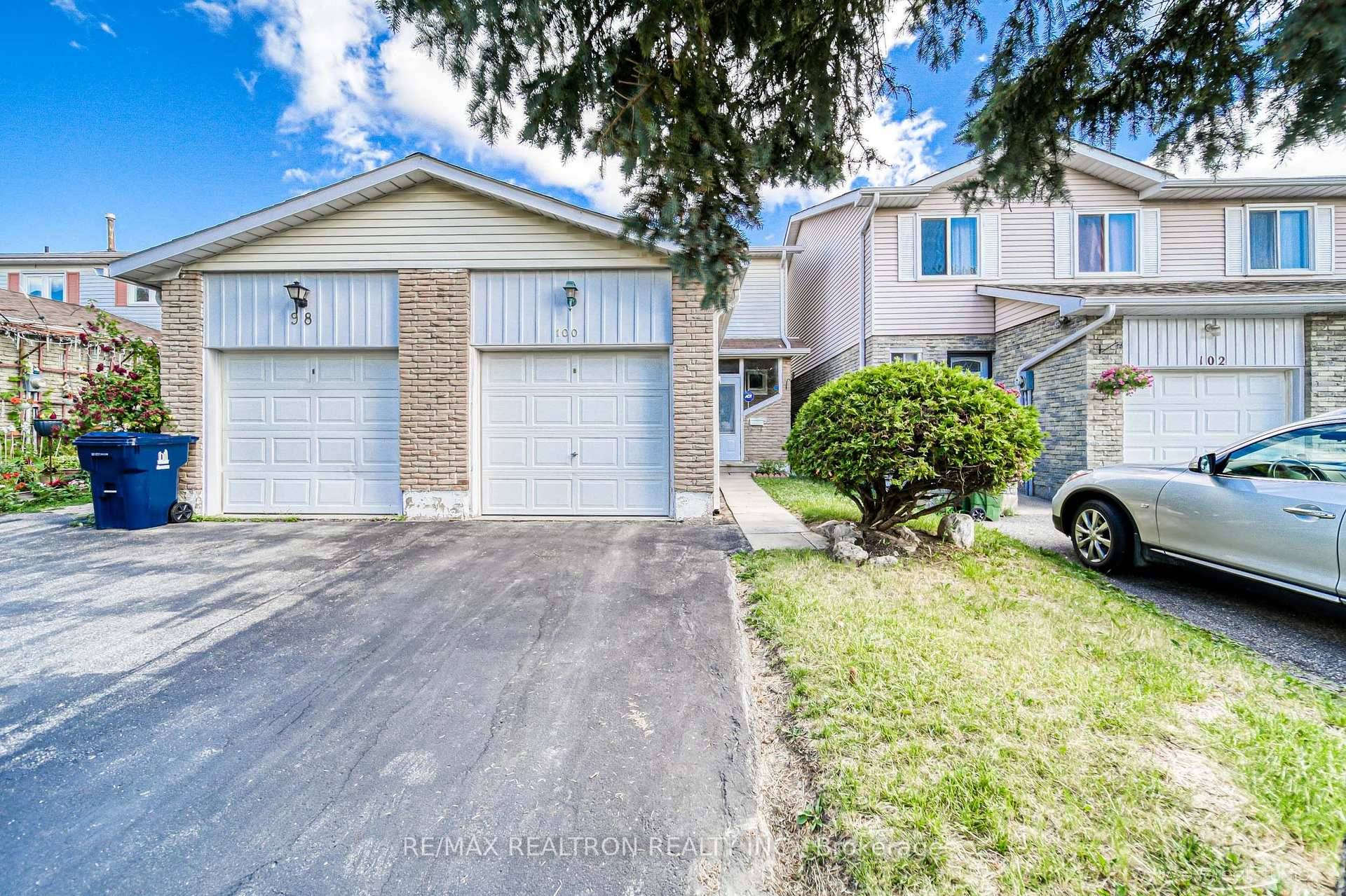 Whole House For Lease In High Demand L'Amoreaux community.
