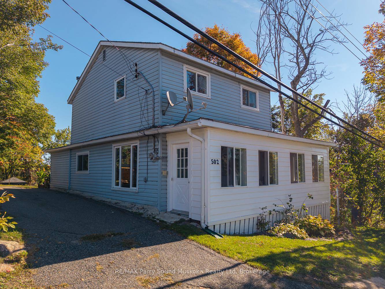Welcome to this well maintained 3 bedroom, 1.