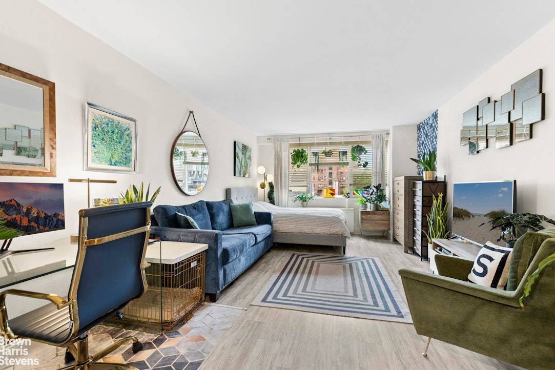 40 Clinton Street, Apt 8B Bright Brooklyn Heights Studio in a Full Service Co op Discover effortless Brooklyn Heights living in 40 Clinton Street, Apt 8B a bright, well proportioned ...