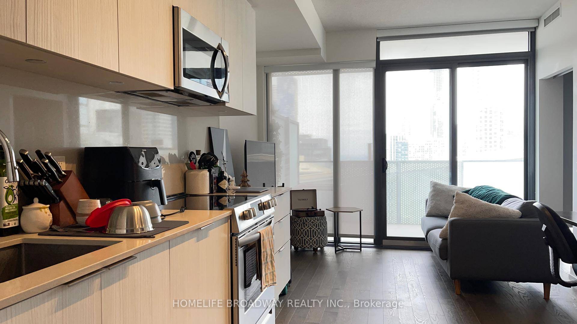 Welcome To Great Gulf build Yonge Rich 1 Br Enclosable Den 568 Sqft 161 Sqft with locker.