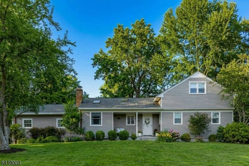 Set on a full acre of property, this beautifully updated 5 bedroom, 3 full bath expanded ranch is tucked away on a quiet cul de sac in one of Basking ...