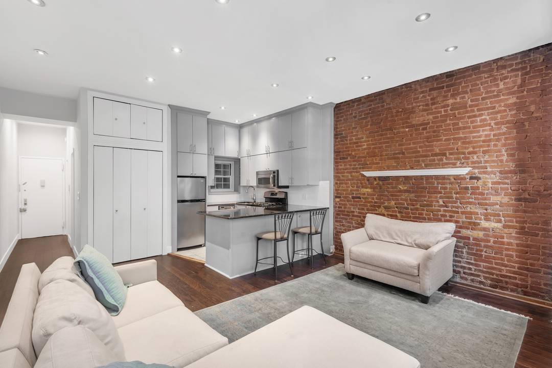 Charming 1 Bedroom in Carnegie Hill Pre War Elegance with Modern Comforts Nestled in the heart of Carnegie Hill, this beautiful 1 bedroom apartment blends pre war charm with contemporary ...
