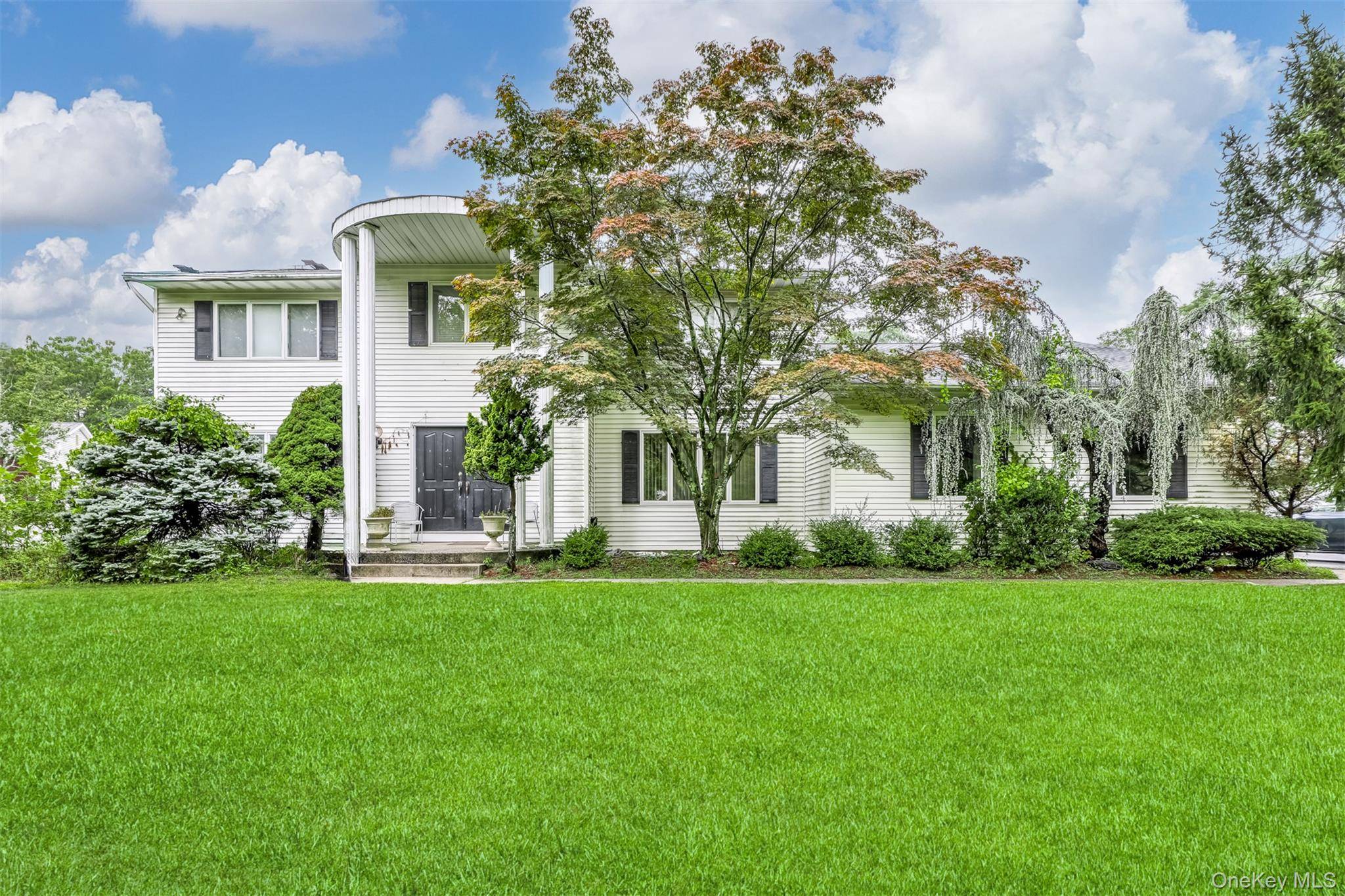This stunning colonial home, located in a peaceful cul de sac in the Forshay area, offers an impressive 6 bedrooms and 4.