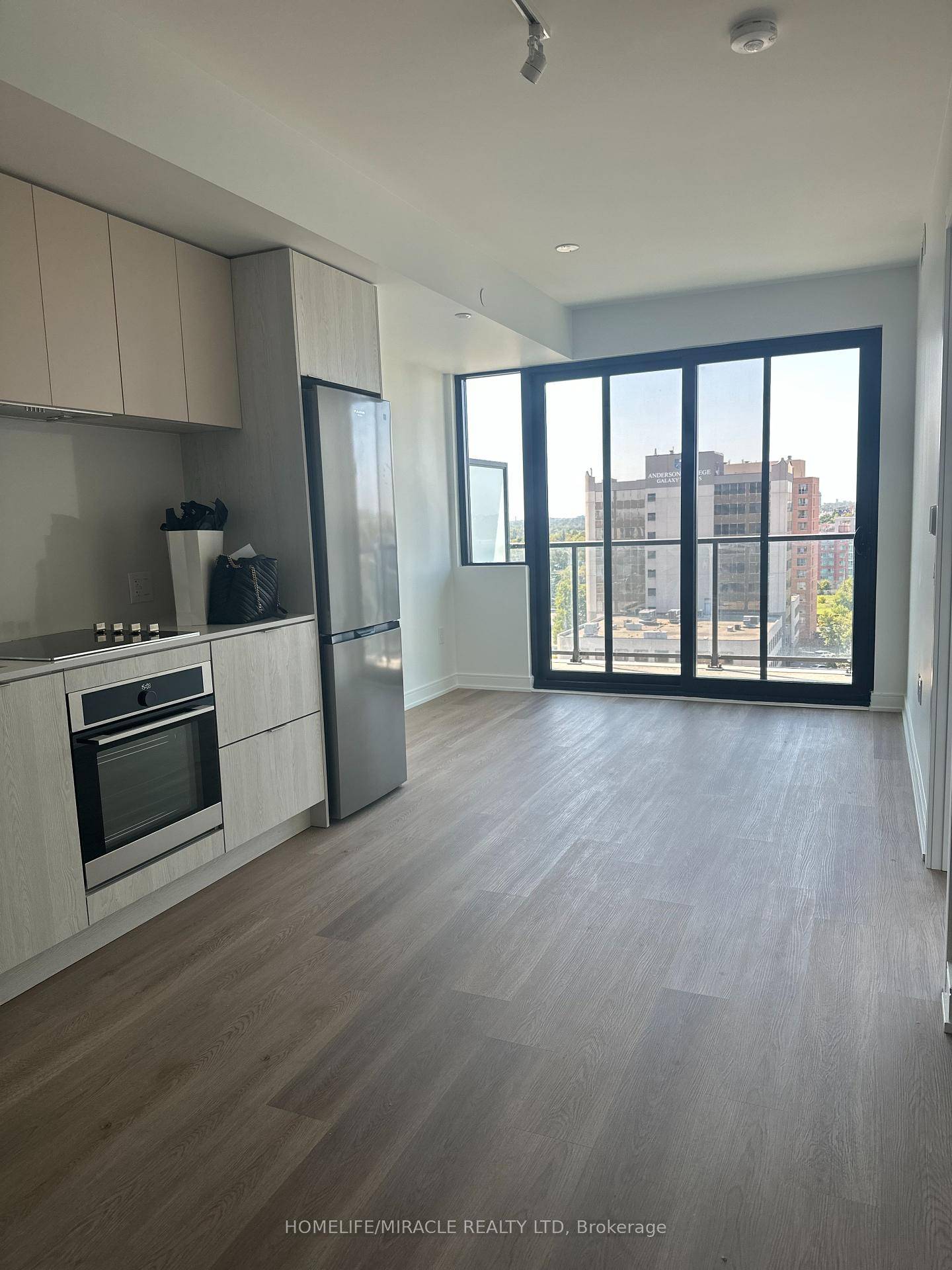 Modern 1 Den Condo with city Views in Mississauga City Centre Experience urban living at its best in this brand new, spacious 1 bedroom den condo just steps from Square ...