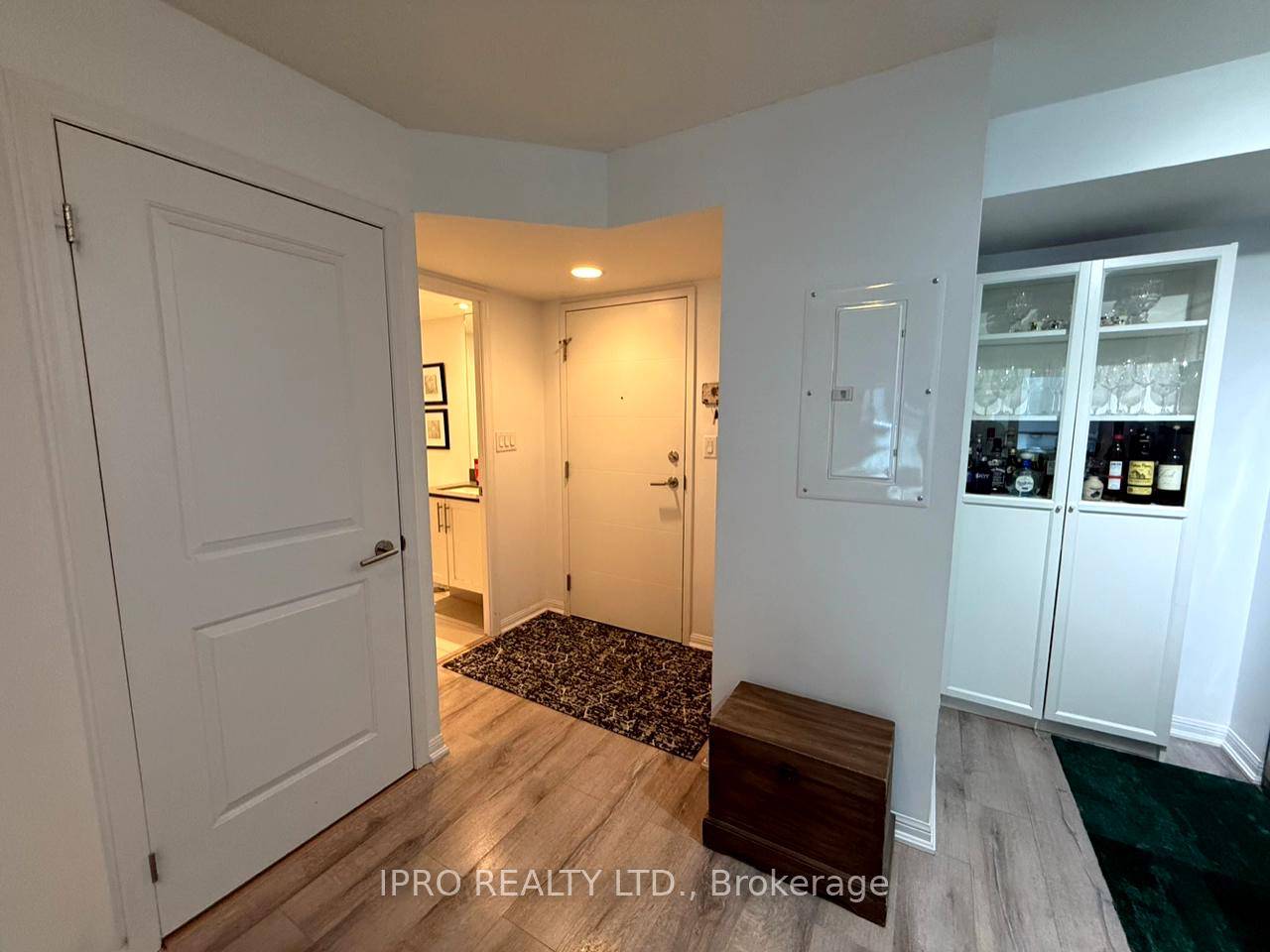 Charming amp ; contemporary 1 Bed Den, 2 Full Bath suite.