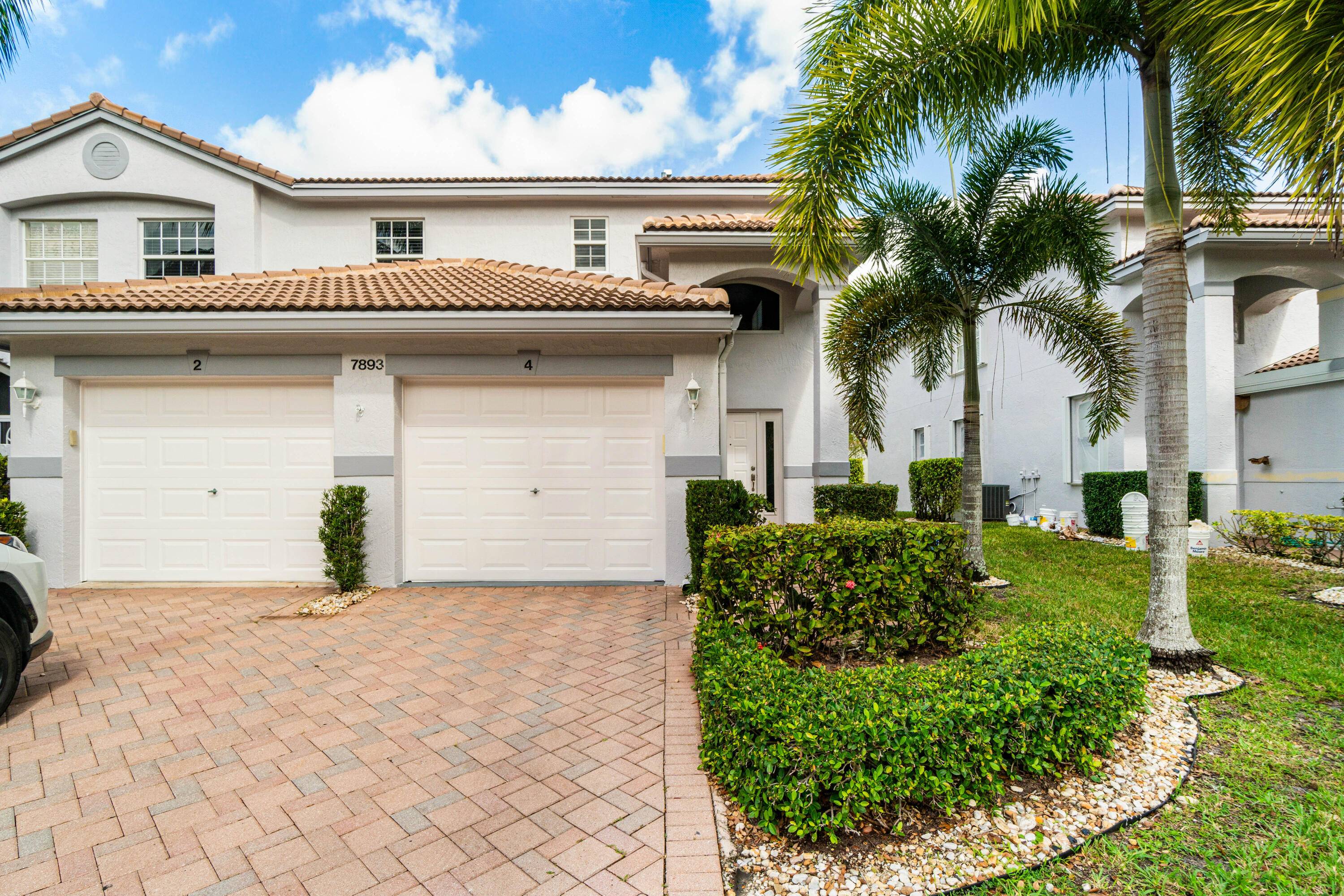 Move right into this stunning 3 bedroom LAKE VIEW condo !