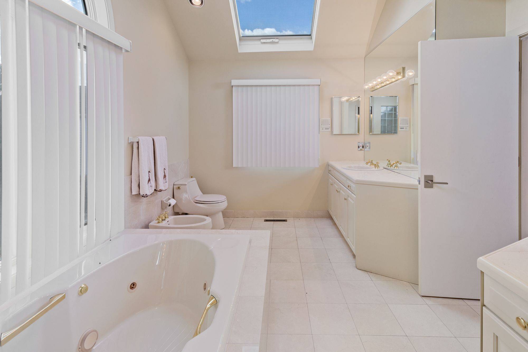 Hamptons Hideaway: Your Dream Escape in Water Mill!