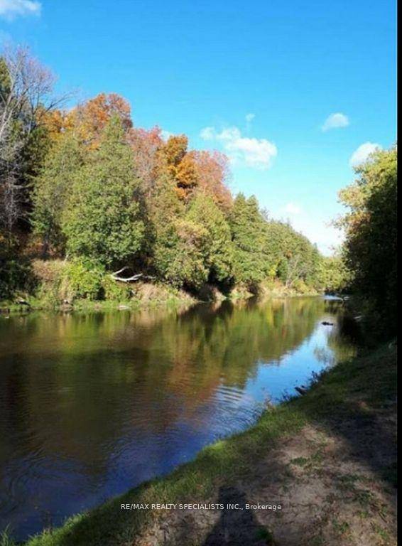 Welcome to 11 Talsi Rd ! As seen in the CBC Gem series Something Undone, this fully furnished 3 bedroom, 1 bathroom Viceroy Cedar Cottage offers the ultimate riverfront retreat ...