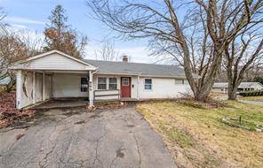 Located just minutes from Glastonbury center.