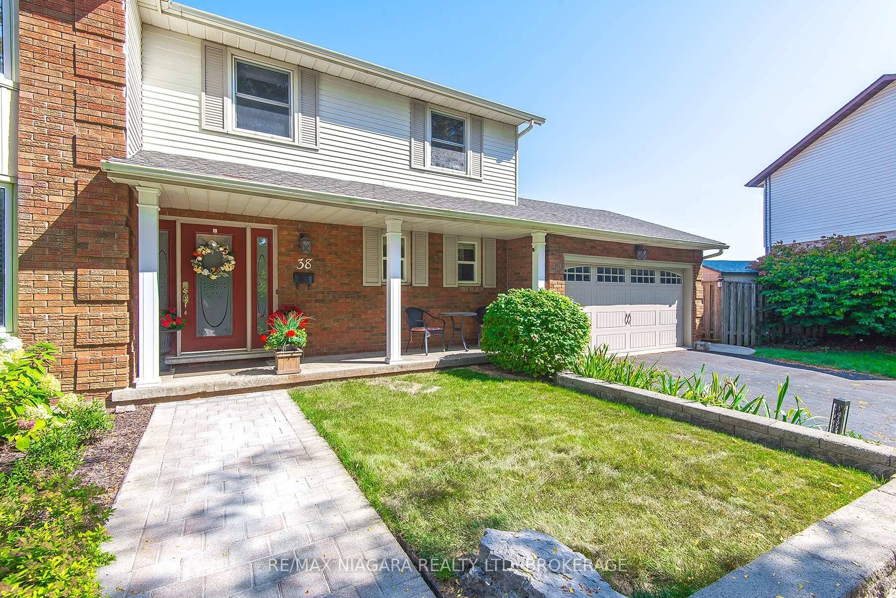 Welcome to this stunning two storey home in the highly sought after Bal Harbour neighborhood of Grimsby, just steps from Lake Ontario andconveniently close to the QEW.