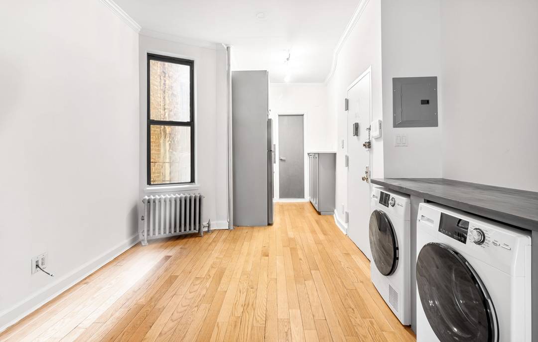 Mirador is please to present 58 St Marks 8 Available for an early May move in upon approval !