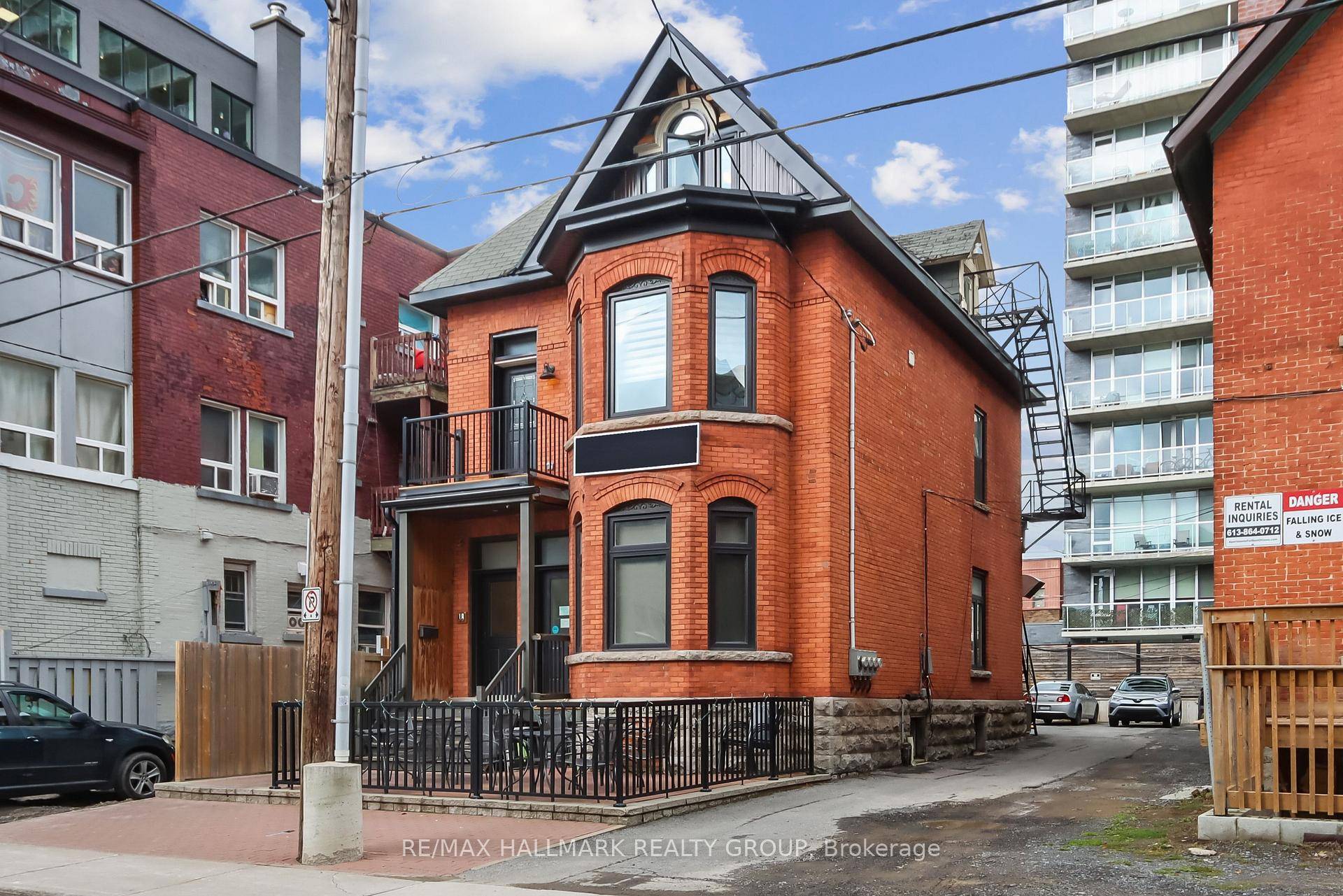 This Luxurious recently renovated Executive 1 Bedroom Unit features a beautiful kitchen with loads of cupboards, a large island amp ; stainless steel appliances.
