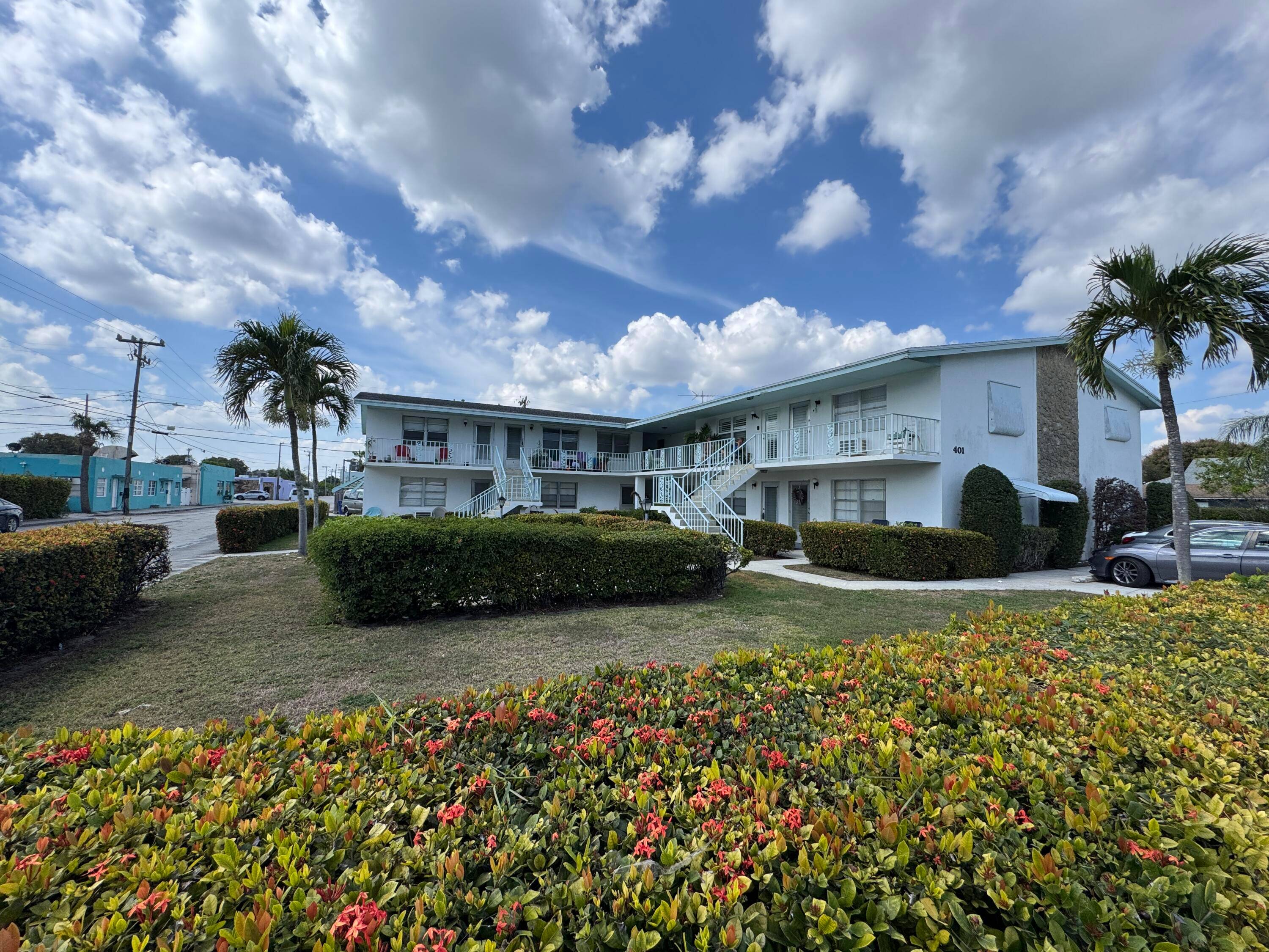 Discover this charming condo in the vibrant heart of Lake Worth Beach !