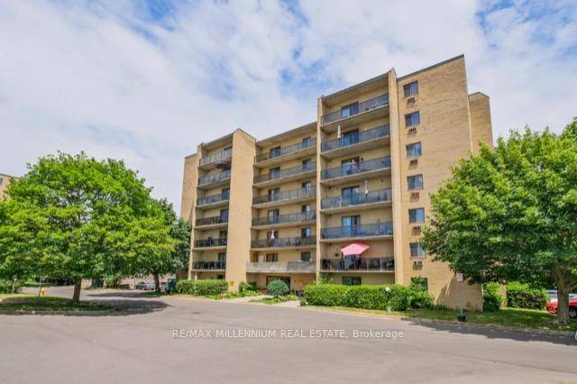 Welcome to this beautifully renovated 1 bedroom apartment, perfectly located in the heart of London !
