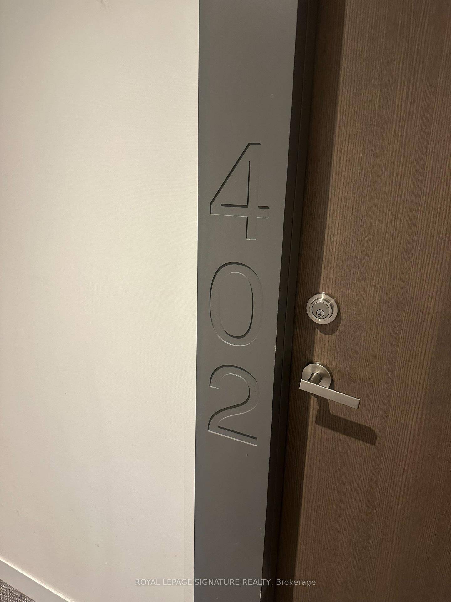 Bright and modern 1 bedroom den, 2 bathroom suite with floor to ceiling windows and a private balcony with stunning city and lake views.