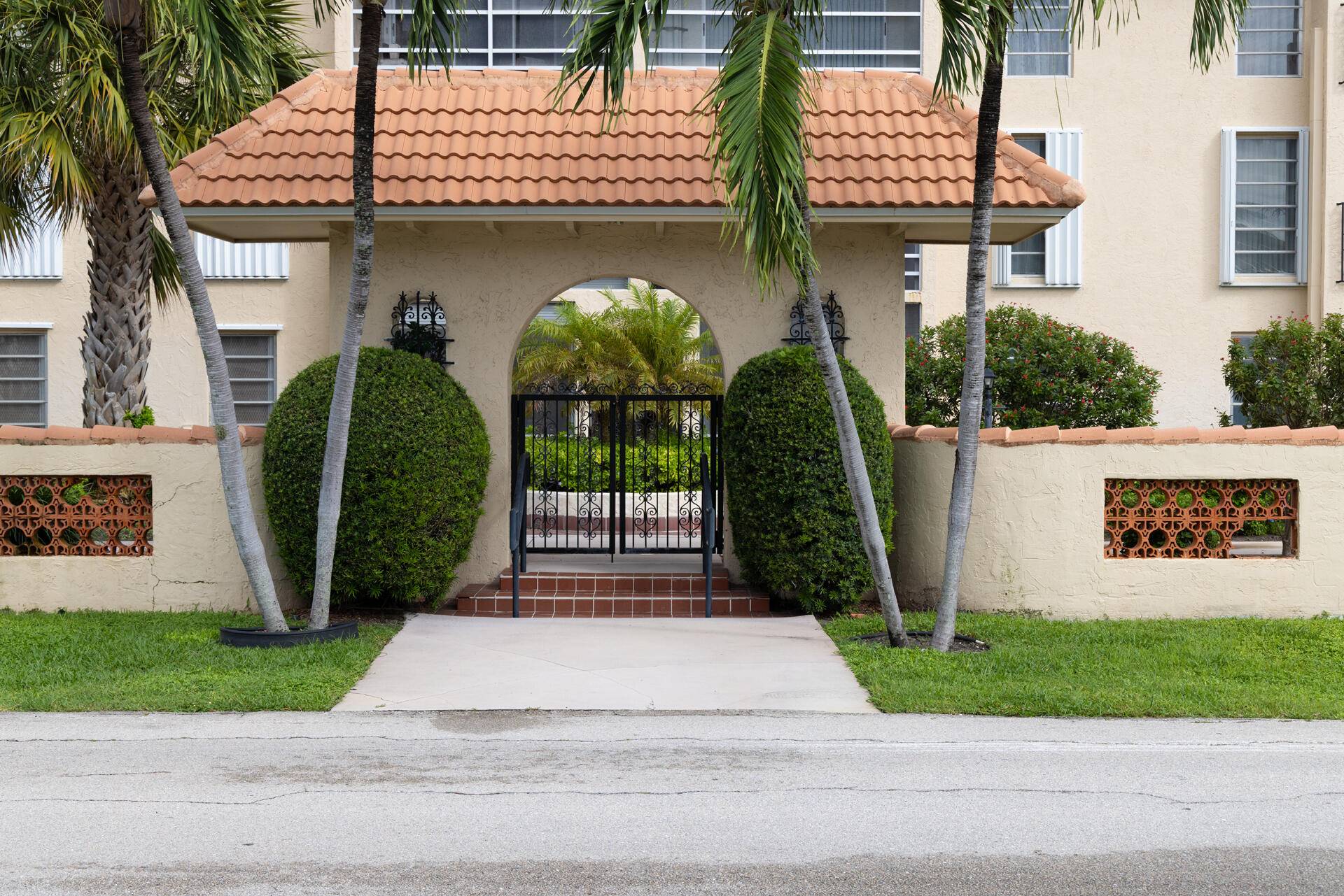 Great Location ! ! Very centrally located right downtown Boca.