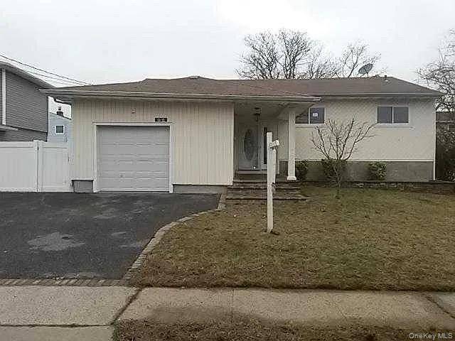 WELCOME HOME TO THIS BEAUTIFUL CAPE CODE HOME LOCATED IN SOUTH FREEPORT.