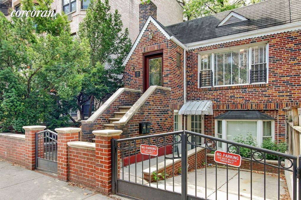 Gorgeous three bedroom duplex apartment with PRIVATE DRIVEWAY and HUGE PRIVATE GARDEN !
