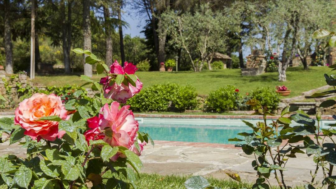 Villa on sale located on a strategic position on top of one of the Tuscan  hills. Luxury property and homes for sale in Tuscany by Tuscany real estate