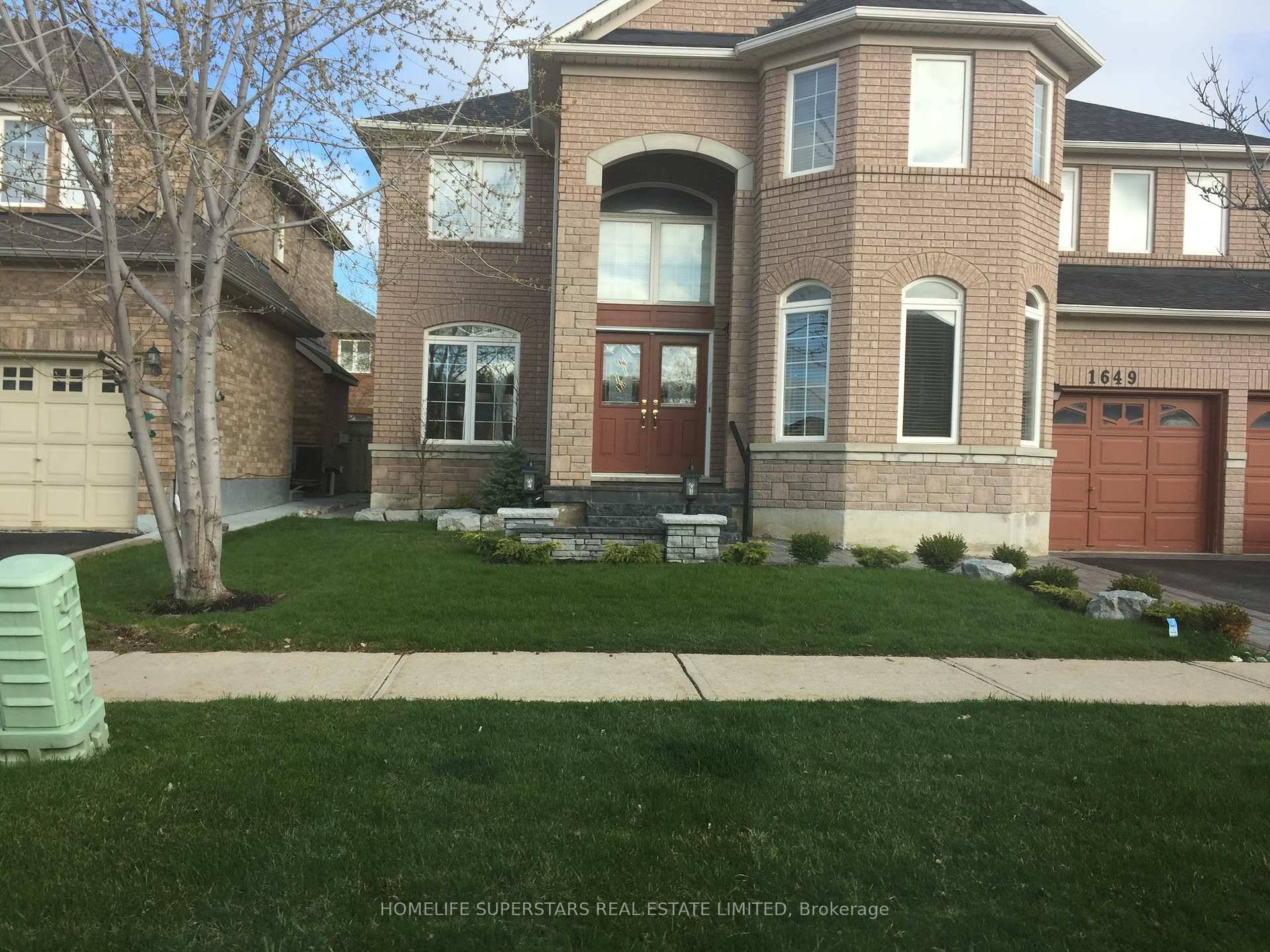 Location Location An Elegant Mattamy Home Hardwood Floor in Living, Dining amp ; Family Open concept Kitchen with Breakfast Bar seprate breakfast Area Family room has Gas Fire Place Prime ...