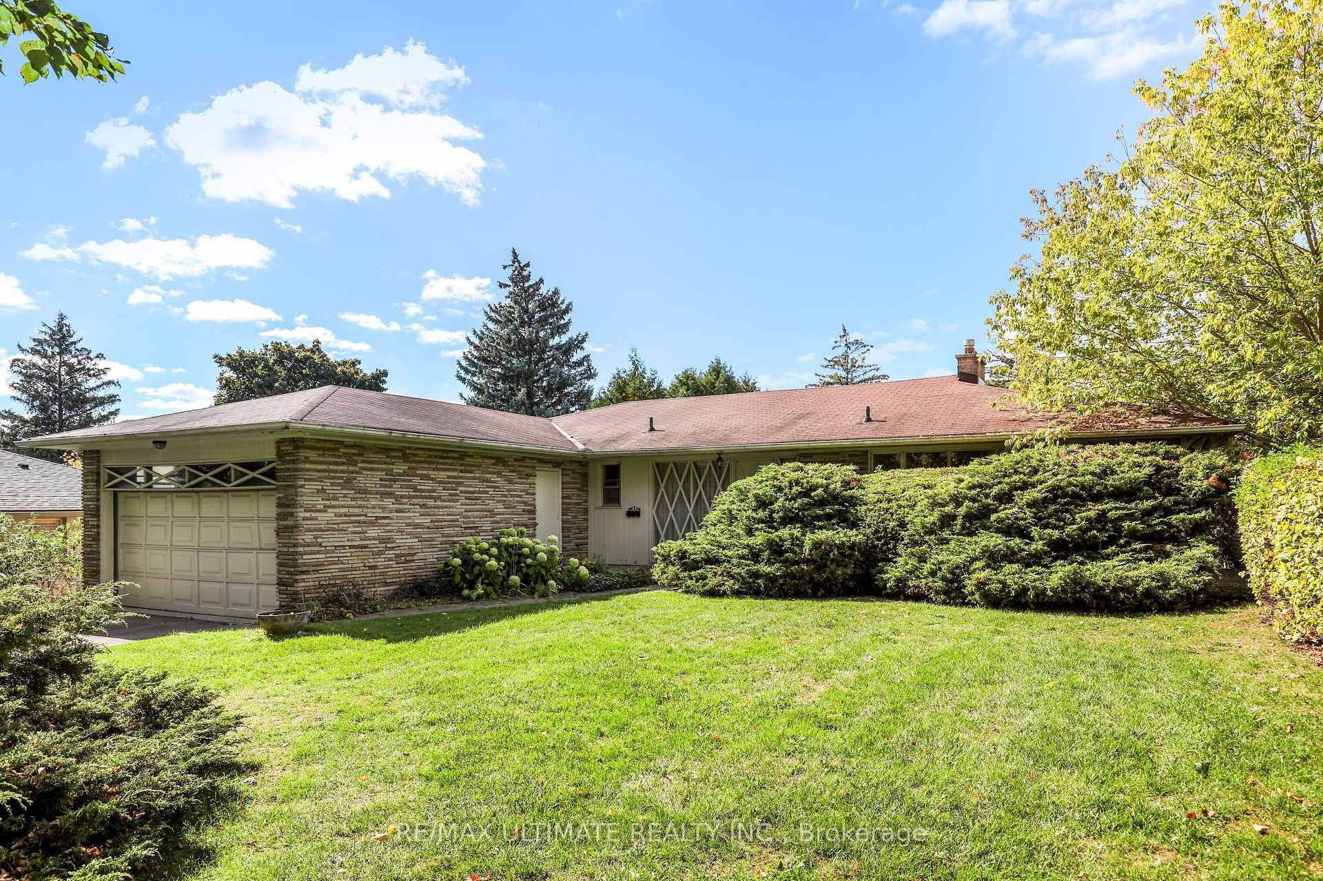 Highly sought after location on the best part of Banbury Rd near Post Rd !