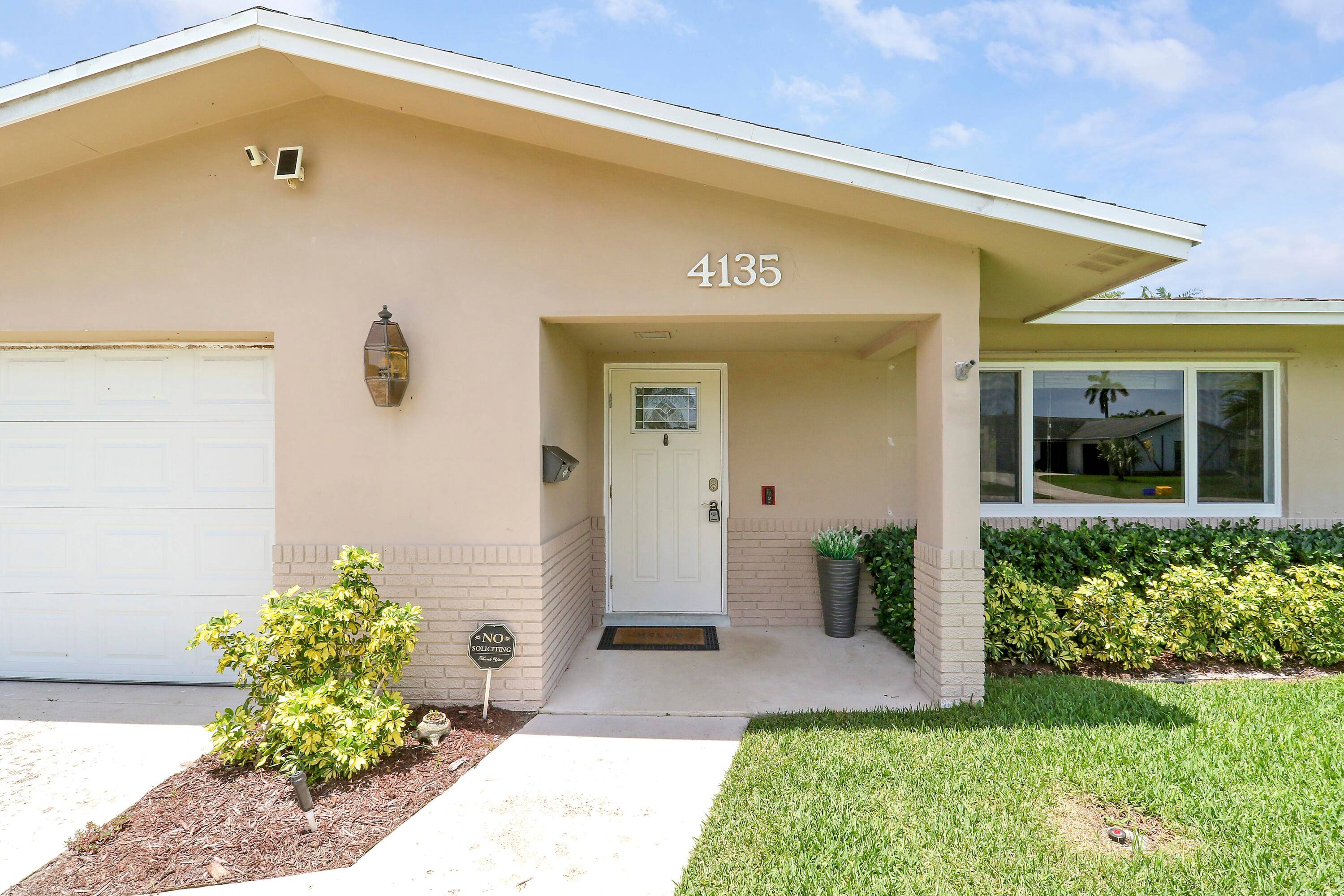 Welcome home to this Palm Beach Gardens Gem !