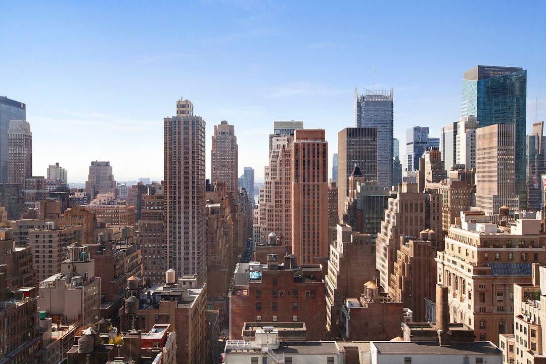 Breathtaking South amp ; West Views at 425 Fifth Avenue, Unit 41C Welcome to the pinnacle of city living in this stunning corner residence at 425 Fifth Avenue.