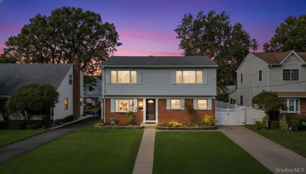 Welcome to this stunning and spacious Colonial style duplex featuring 4 bedrooms and 3.