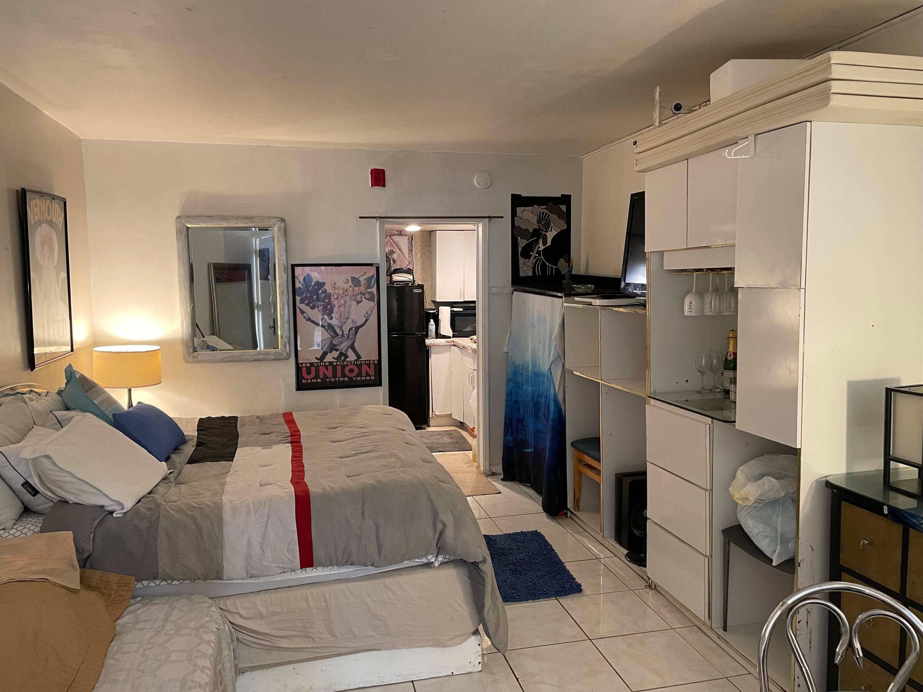 Ocean front studioSecured parking included, KingBed, breakfast inside outside table.