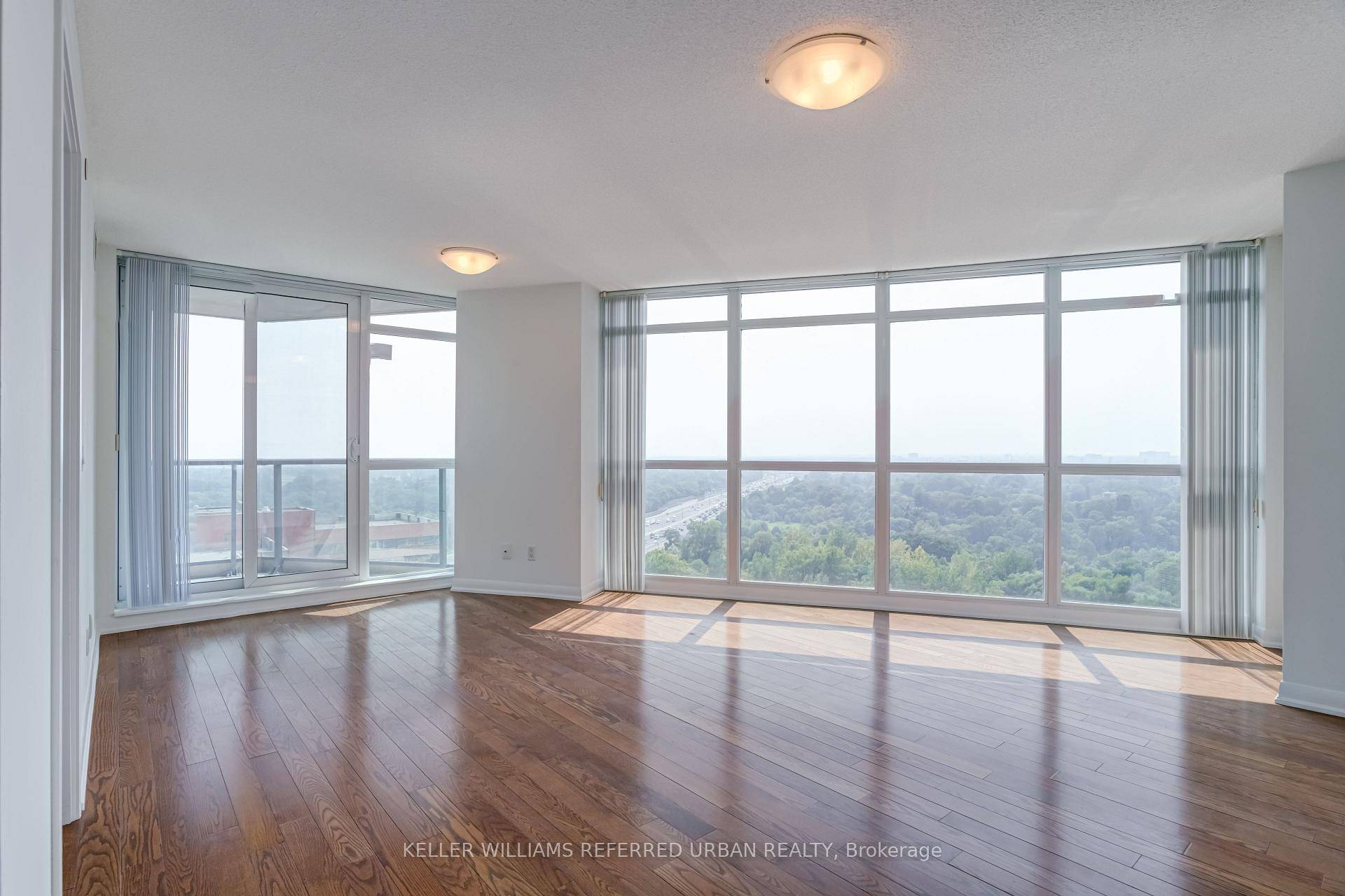 Look no further ! Welcome to this stylish and spacious unit in the Sherway Gardens condos !