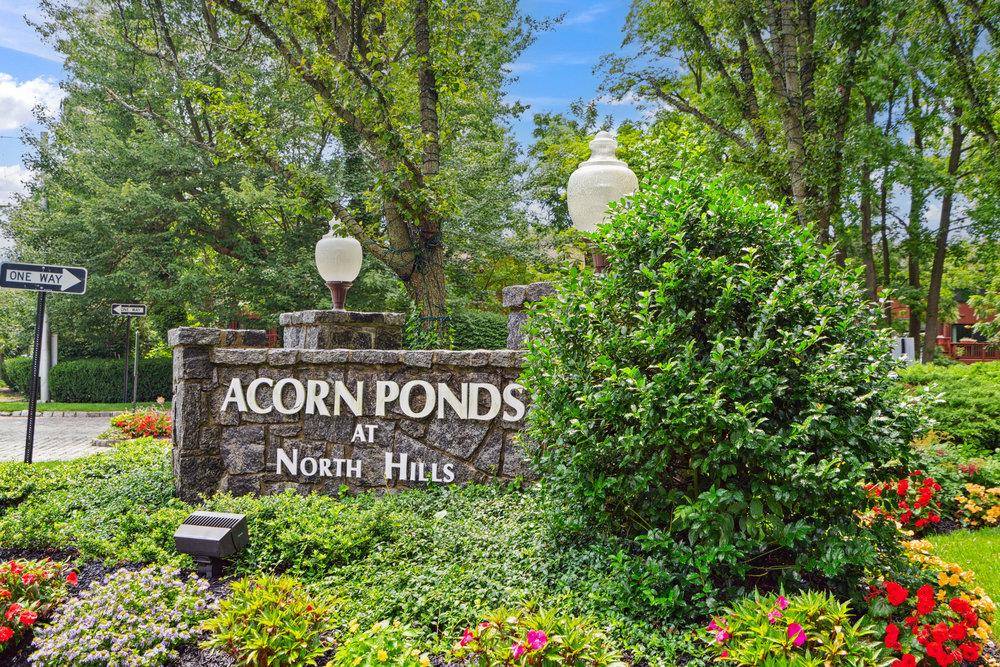 Welcome to Acorn Ponds ! This bright and spacious 2 bedroom, 1.