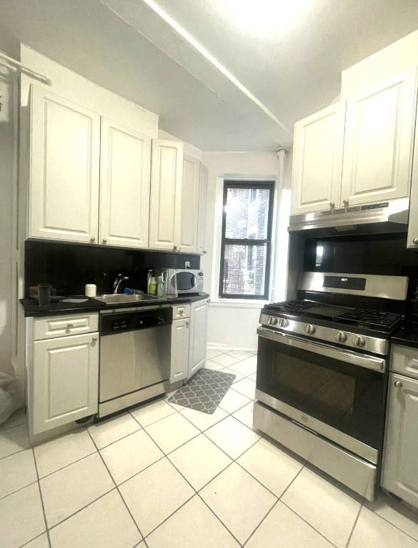 Huge prewar 4 bedroom 2. 5 bath apartment in the upper west side with all the charm.
