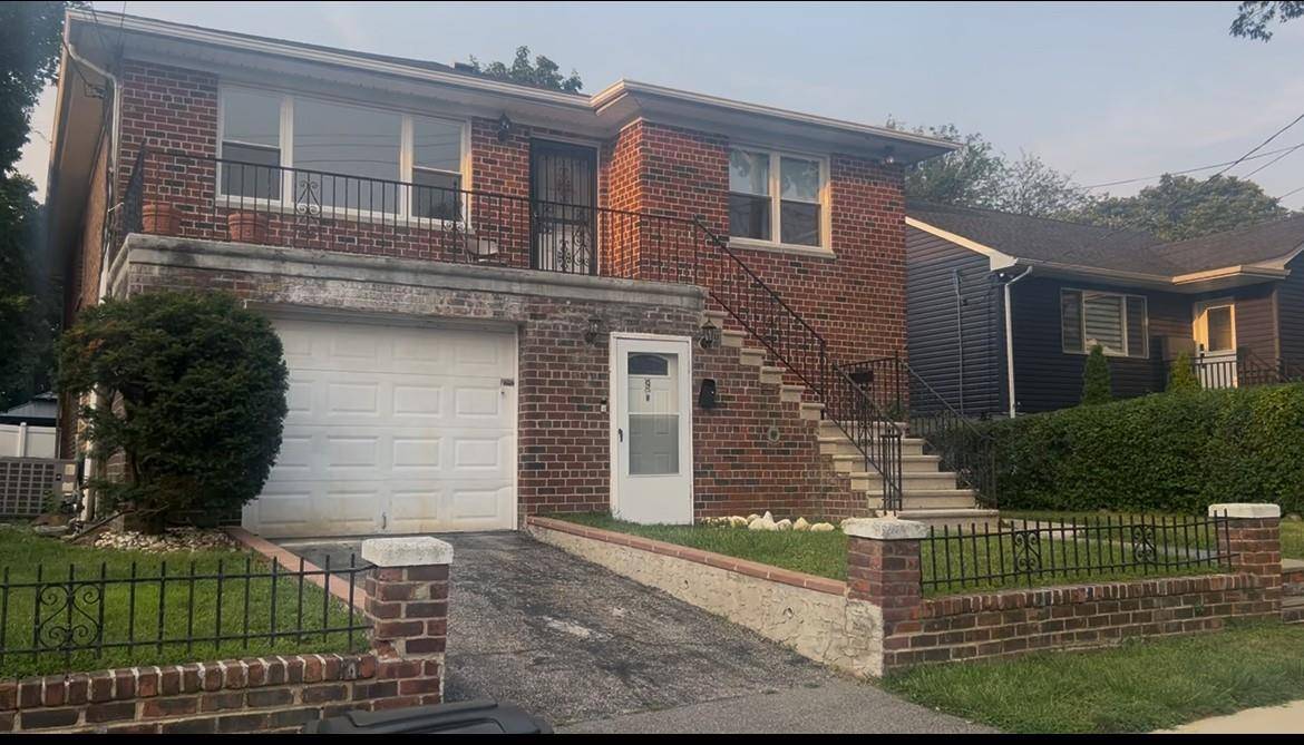 Here s your chance to rent a beautiful well maintained, spacious 3 bedroom 2.