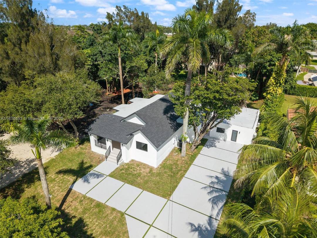 Charming Davie Ranch estate, perfectly situated on a sprawling 39, 614 SqFt double lot.