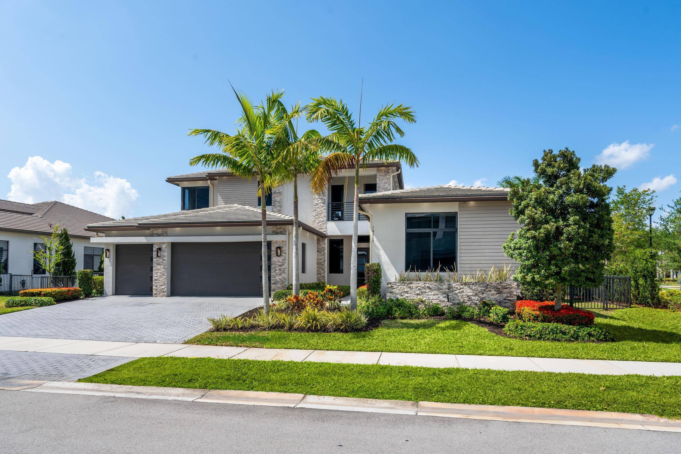 Discover the elegance of this rarely available Nouvelle model in Cascata, thoughtfully designed by CC Homes and set on one of the community's most exclusive streets.