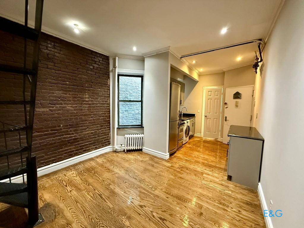 Available for immediate occupancy, this beautifully renovated 4RM Duplex 1 bath apartment with modern updates features an updated kitchen with dishwasher, and an in unit washer and dryer.