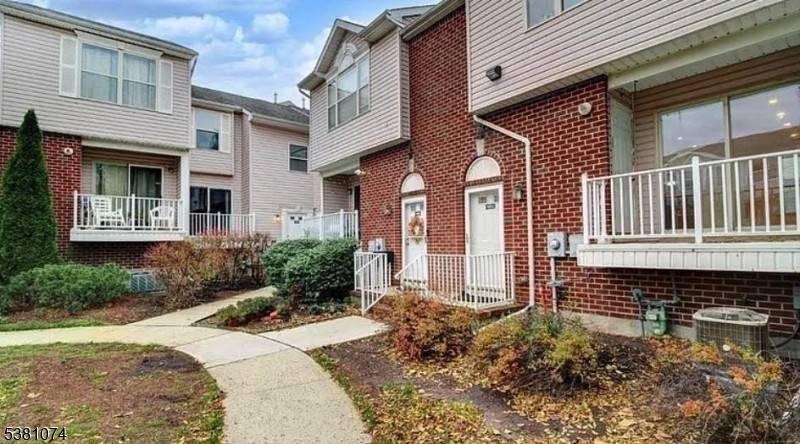 Welcome to 500 Great Beds Court in the desirable Harbortown community of Perth Amboy !