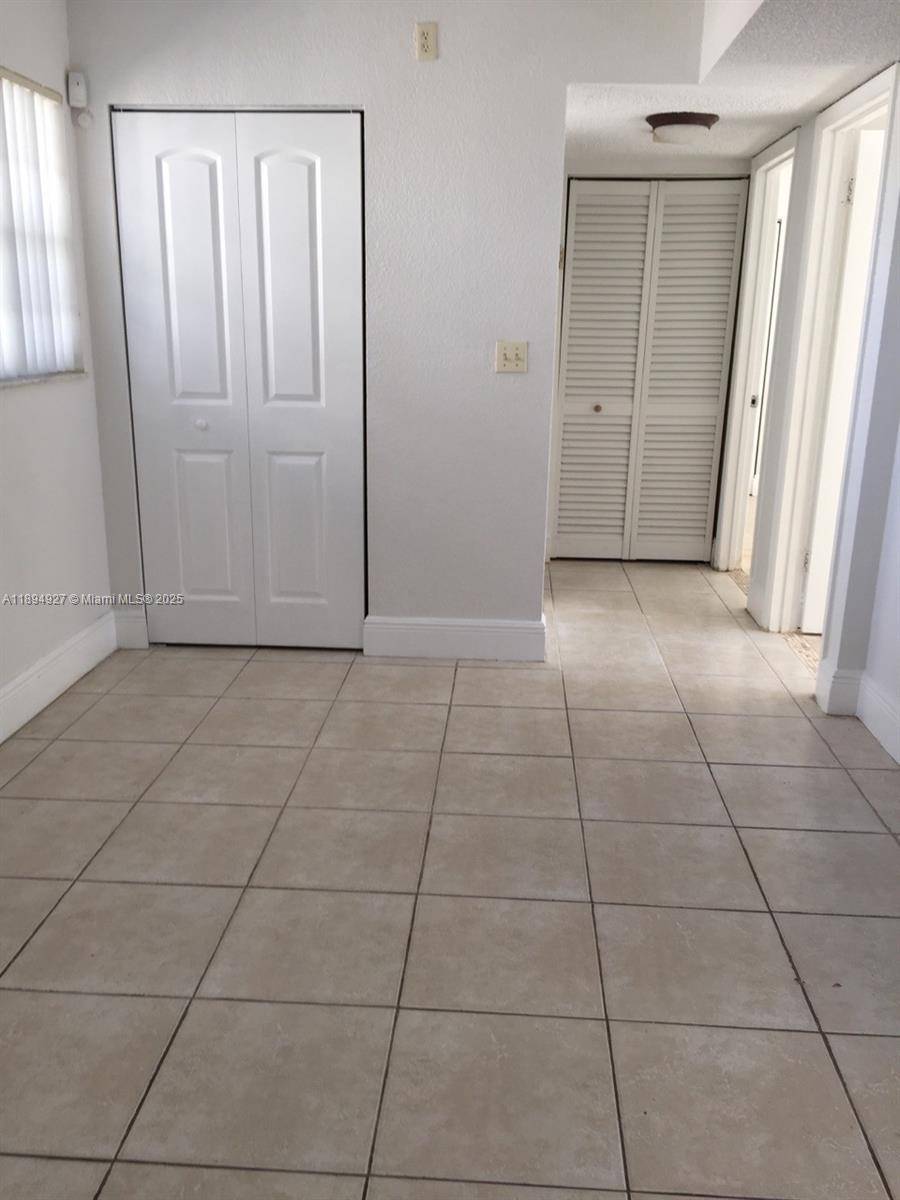 Beautiful 2 bedroom, 1 bath Penthouse condo with a private balcony located in the desirable Falls area.