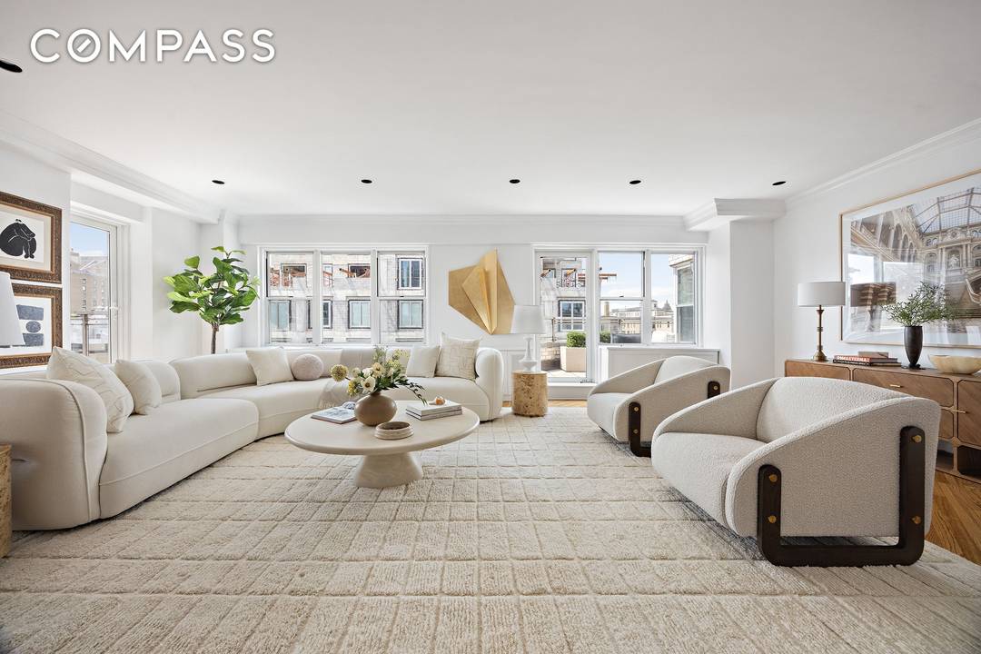 Graciously scaled and filled with natural light, Residence 17A at 40 East 84th Street is a beautifully proportioned four bedroom home with expansive entertaining spaces, four private terraces, and sweeping ...