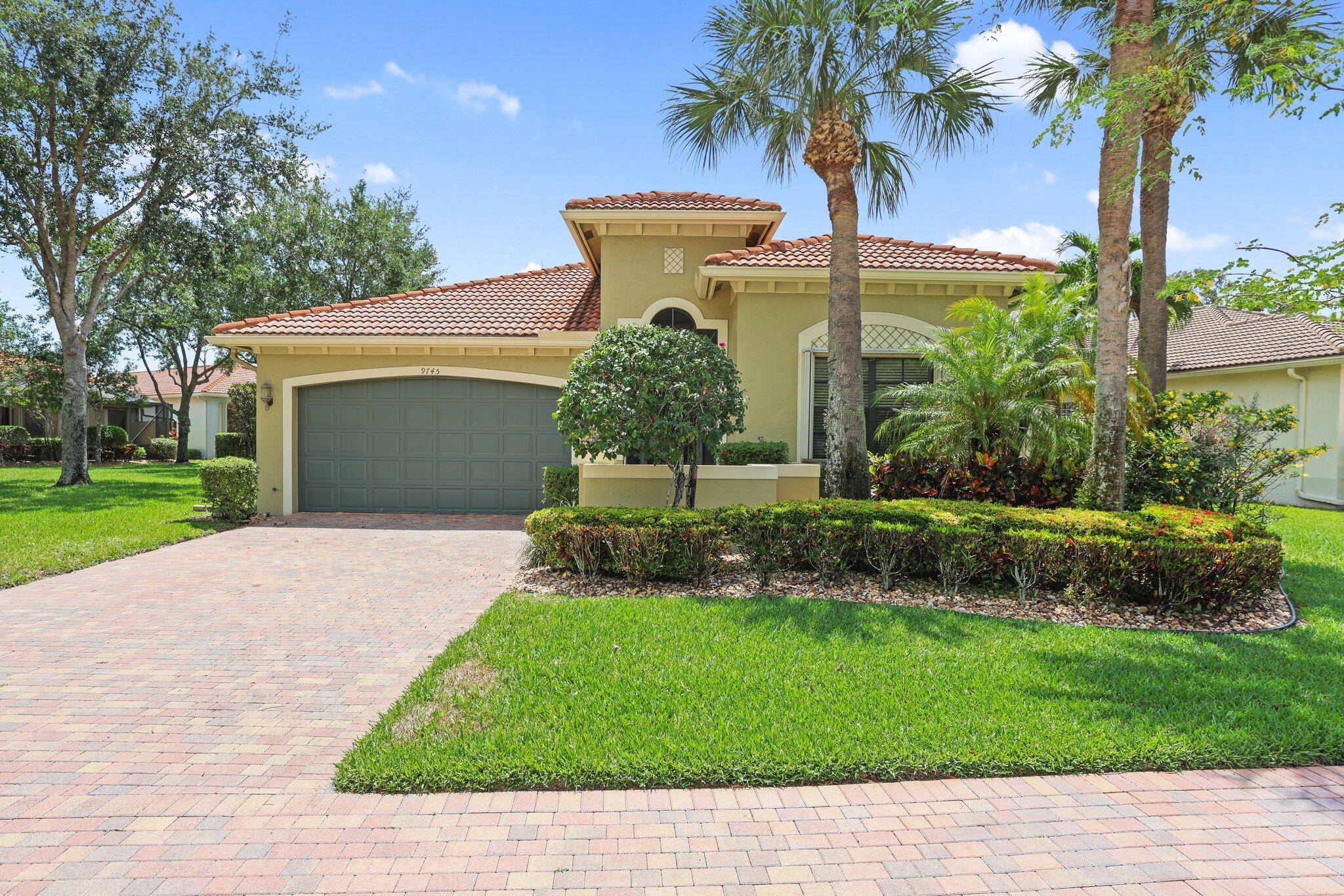 Welcome to 9745 Isles Cay Drive in the sought after Four Seasons !