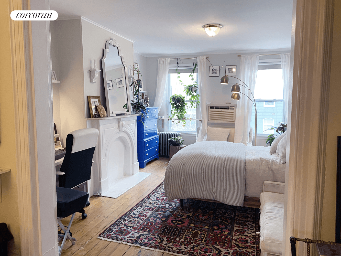 Charming Top Floor Railroad 2 Bedroom with Office in Greenpoint !